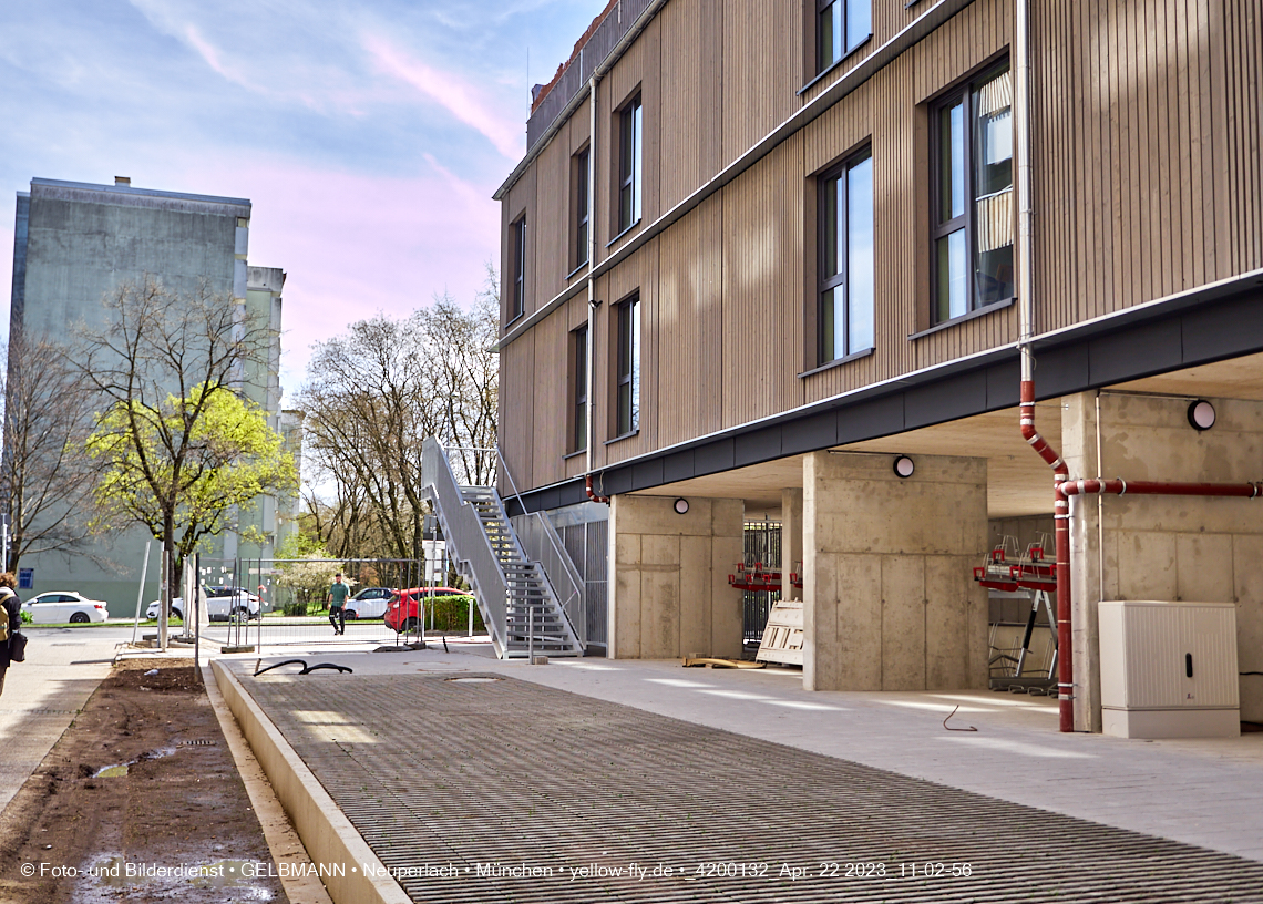 22.04.2023 - Baustelle Montessori Schule im Plettzentrum in Neuperlach